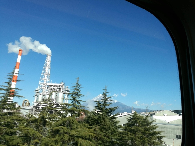 富士山を撮ろうとすると入ってくる製紙工場の煙突（撮影・筆者）