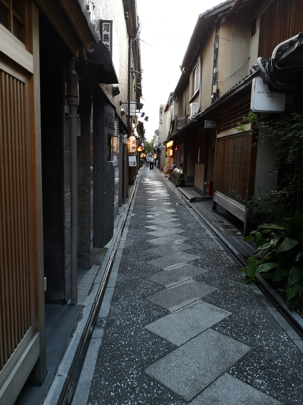 観光客であふれていた京都先斗町も、先が見通せるほどに。7月15日夕方（画像・筆者撮影）