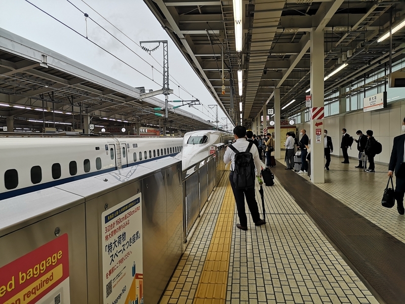 10月に入って新幹線のホームにも出張者が目立ってきた（筆者撮影）