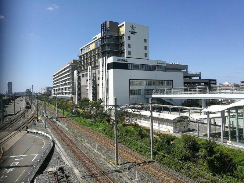 カンデオホテルズ大阪岸部は、JR貨物のコンテナヤードに接している。（画像・筆者）