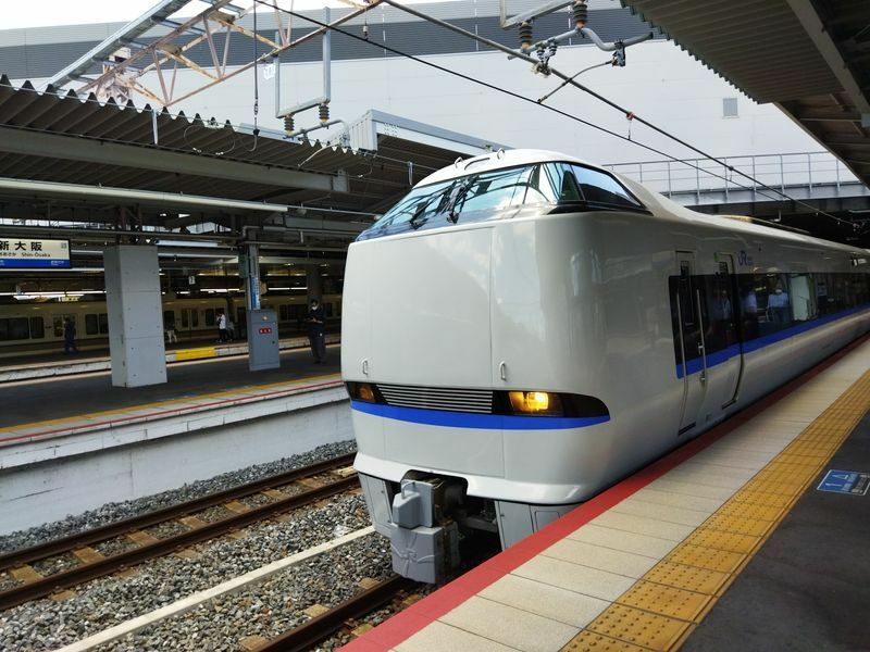 新大阪駅に到着した特急。現在は大阪駅からは特急サンダーバード、名古屋駅からは特急しらさぎが金沢駅まで直通している。（画像・筆者撮影）