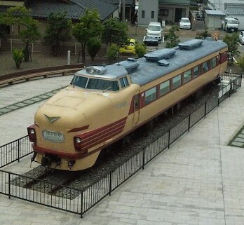 「繊維」特急雷鳥としても活躍したボンネット型489系特急車両は小松駅近くに展示保存され、北陸線の車窓から見ることができる。（画像・筆者撮影）