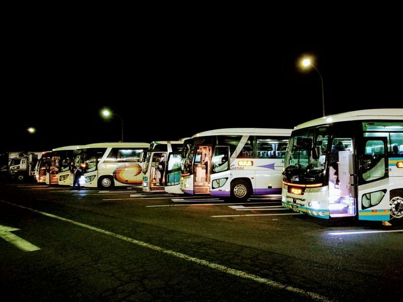 主要高速道路のサービスエリアには都市間高速バスがずらりと並ぶ。（画像・筆者撮影）