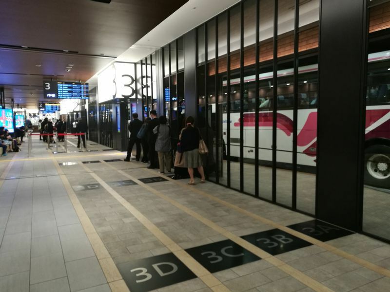 福岡市の西鉄天神高速バスターミナル。九州内の主要都市へ高速バスが次々に出発していく。（画像・筆者撮影）