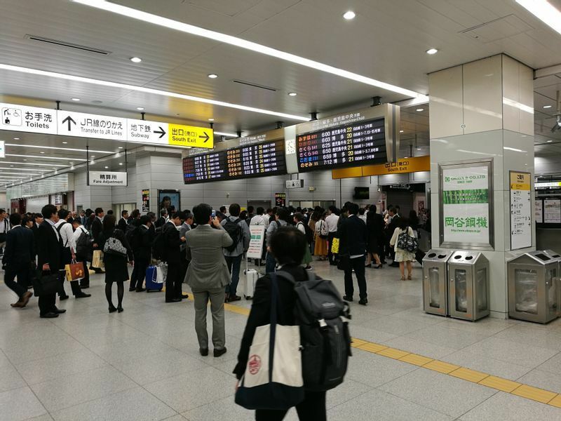 2018年5月24日に信号トラブルから大幅な遅れが発生し、混乱する未明の新大阪駅。疲れ果てて、払い戻し手続きを諦めて帰宅する人も少なくなかった。（2018年5月25日午前3時40分頃・撮影筆者）