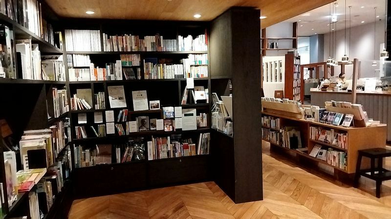 八戸ブックセンターには、地元の読書会のコーナーもあり、八戸の地元文化に触れることができる。（撮影・筆者）
