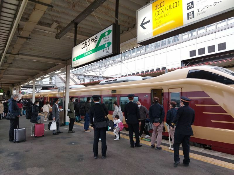 仙台駅から郡山駅に到着した臨時快速電車。折り返す快速に乗車する乗客が待ち構えていた。2022年3月29日。郡山駅。（筆者・撮影）