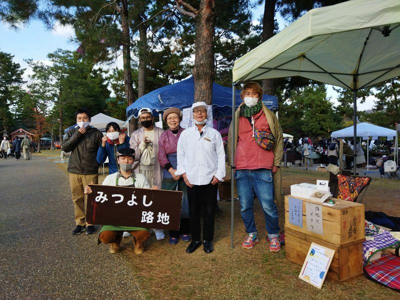昨年11月に大家と店子で岡崎公園のイベントに出店したとき。（画像・筆者）