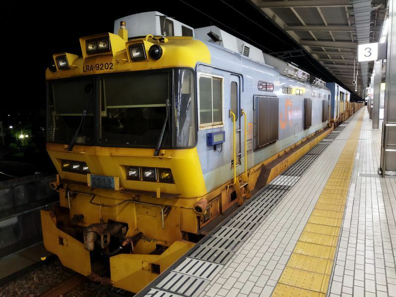 東海道新幹線のロングレール輸送用機関車LRA9100型。こうした車両が活躍するのは、運行終了後の深夜だ。（撮影・深夜）