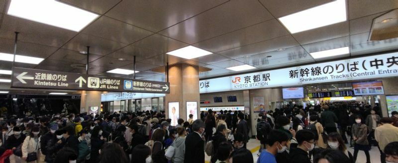 通行するのも一苦労なほどに混雑したJR京都駅（撮影・筆者）