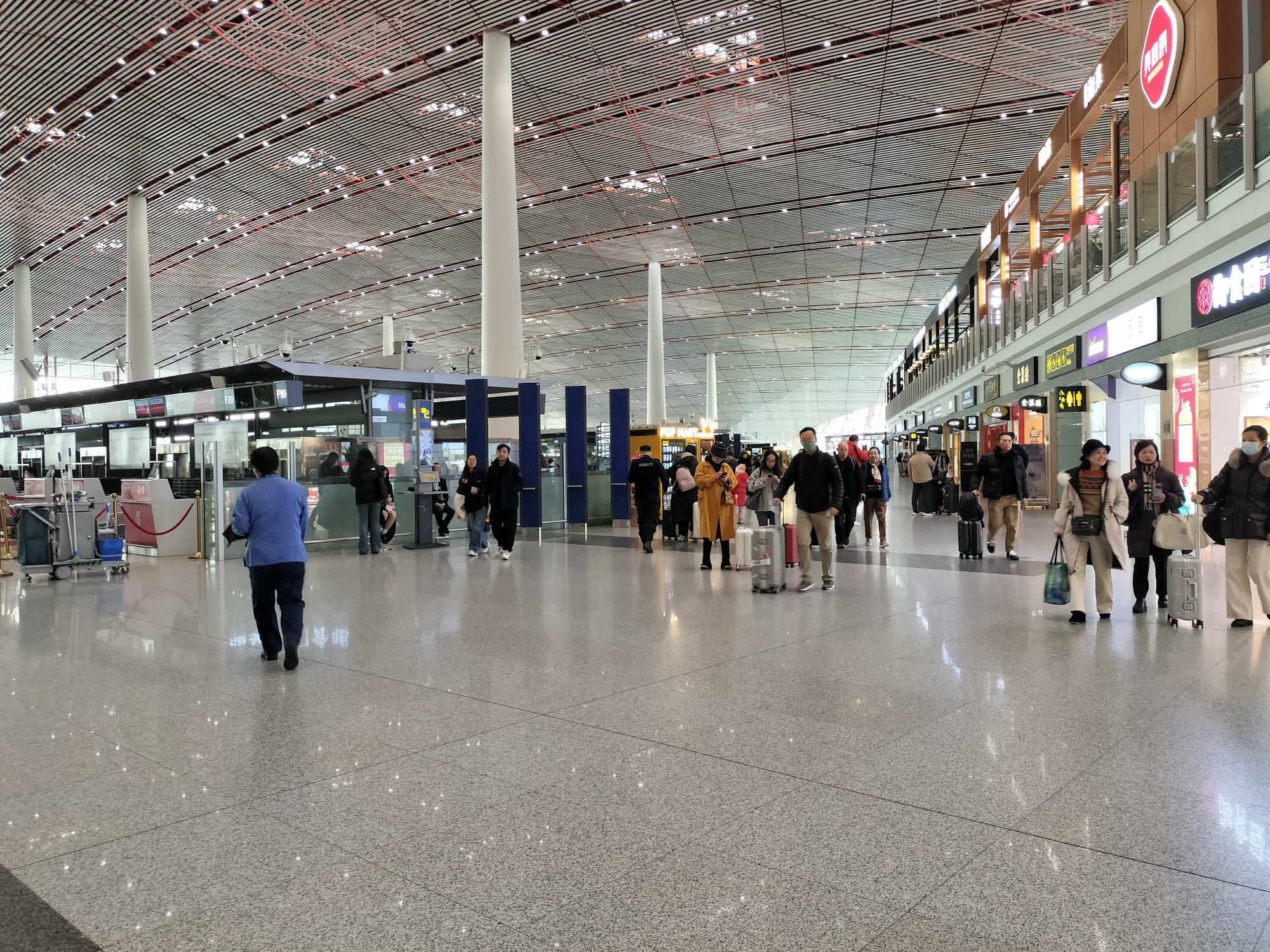 北京首都空港は、国内外への観光客で賑わっている。（撮影・筆者2023年11月25日）