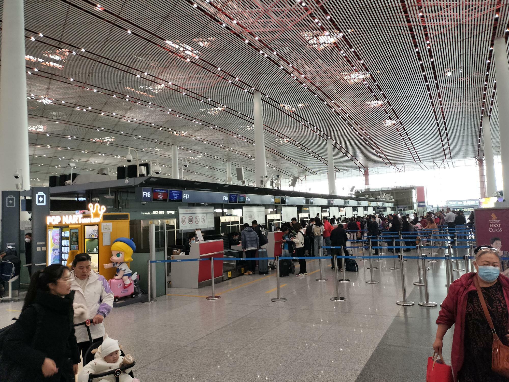 シンガポール航空のカウンターには長い列ができていた。中国人旅行者がシンガポールの観光地などでデジタル人民元を使えるようにする実証実験も始まる。（撮影・筆者）