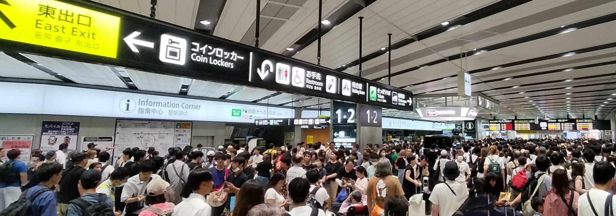 2023年8月の新大阪駅。ホームたどり着くのも大変。（画像・筆者撮影）