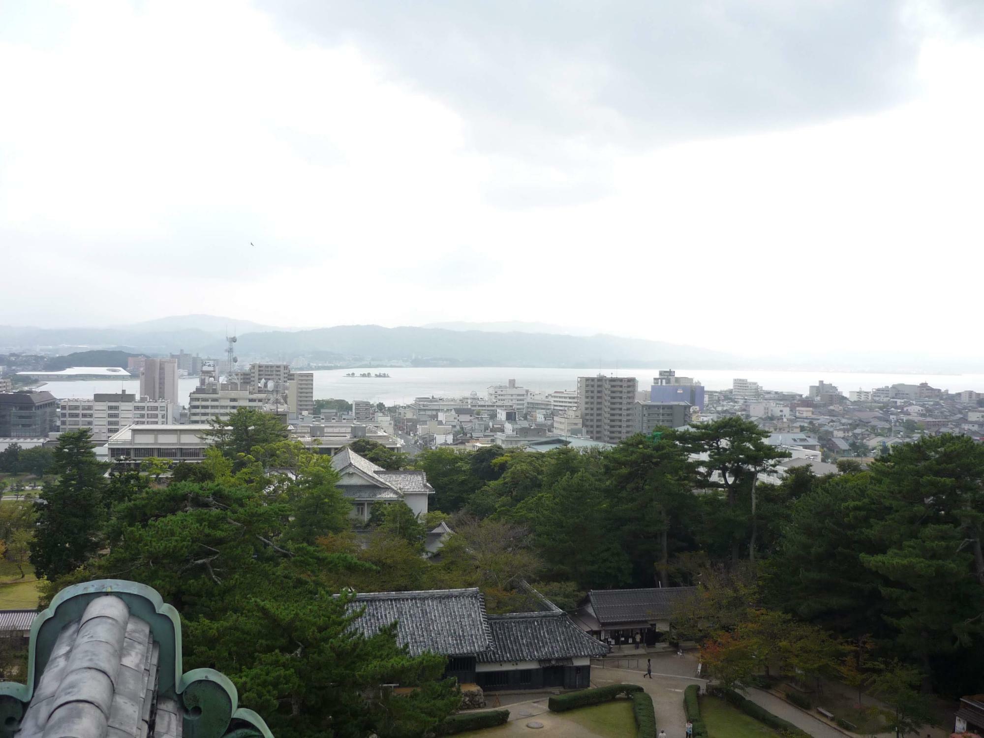 国宝松江城から、宍道湖を望む。外国人観光客も増加している。（画像・筆者撮影）