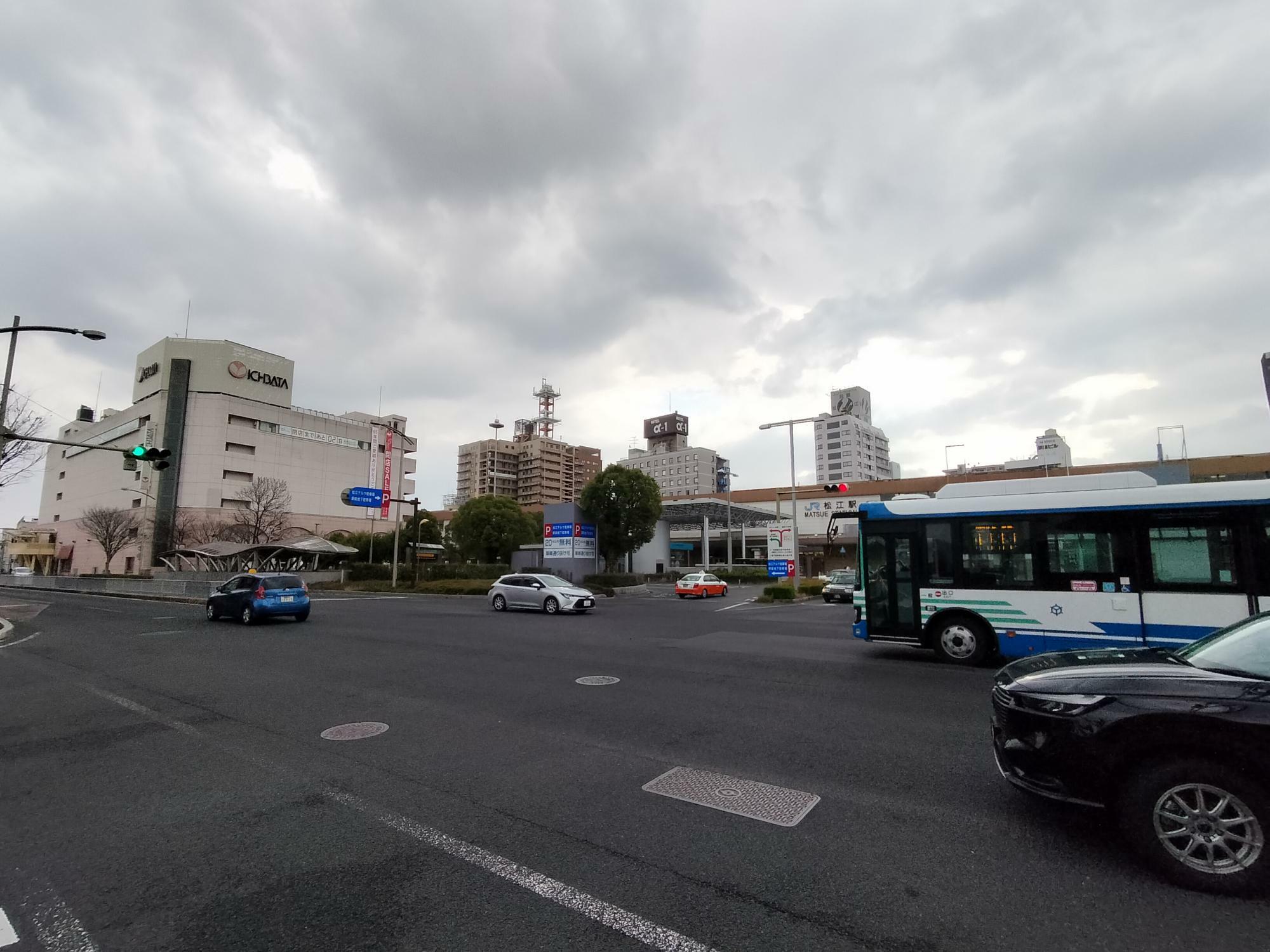JR松江駅は、鉄道だけでなく各地に向かう高速バスのターミナルにもなっている。（画像・筆者撮影）