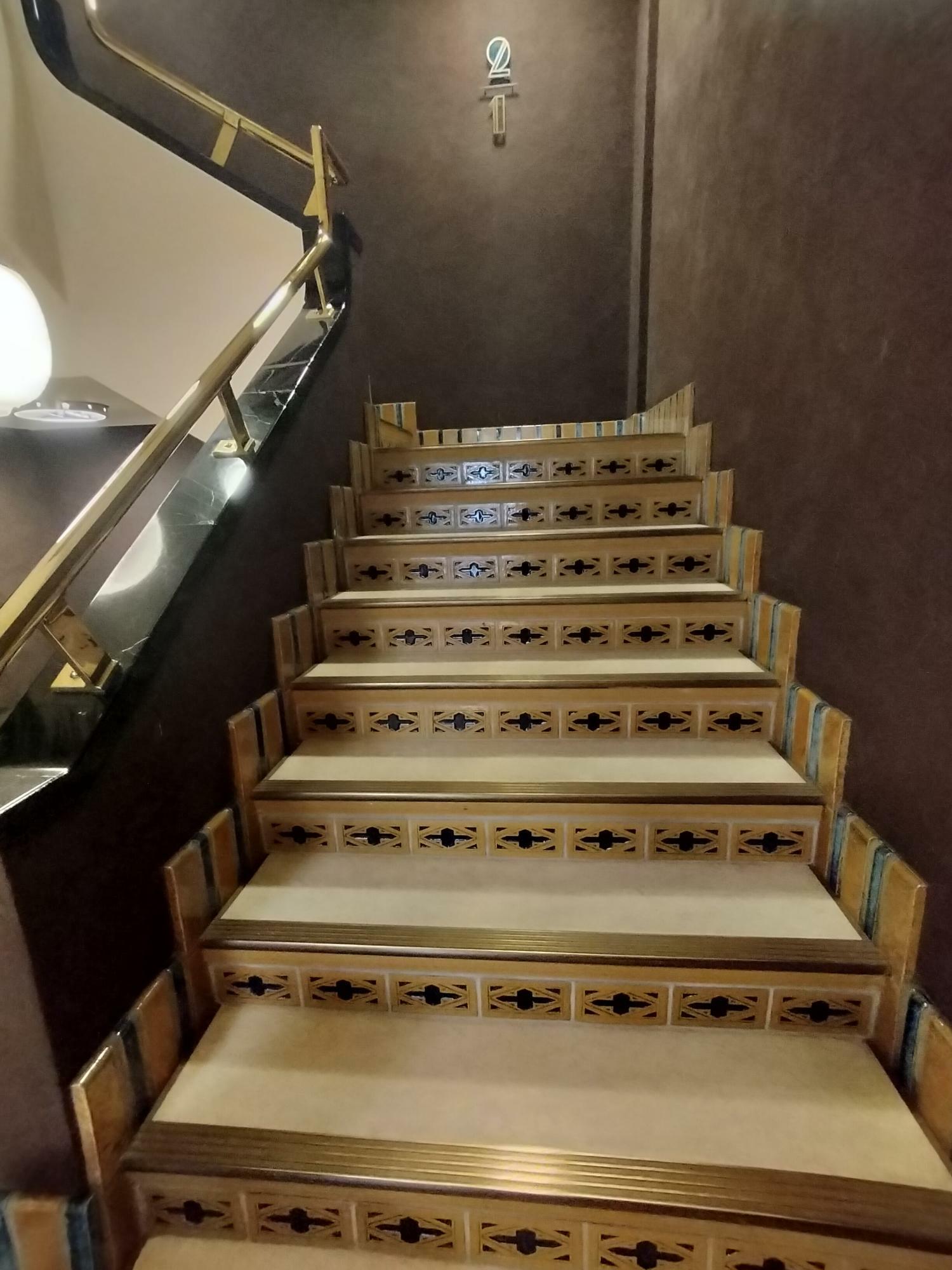 美しく修復されたアールデコ調の階段のデザインも魅力の一つだ。（画像・筆者撮影）