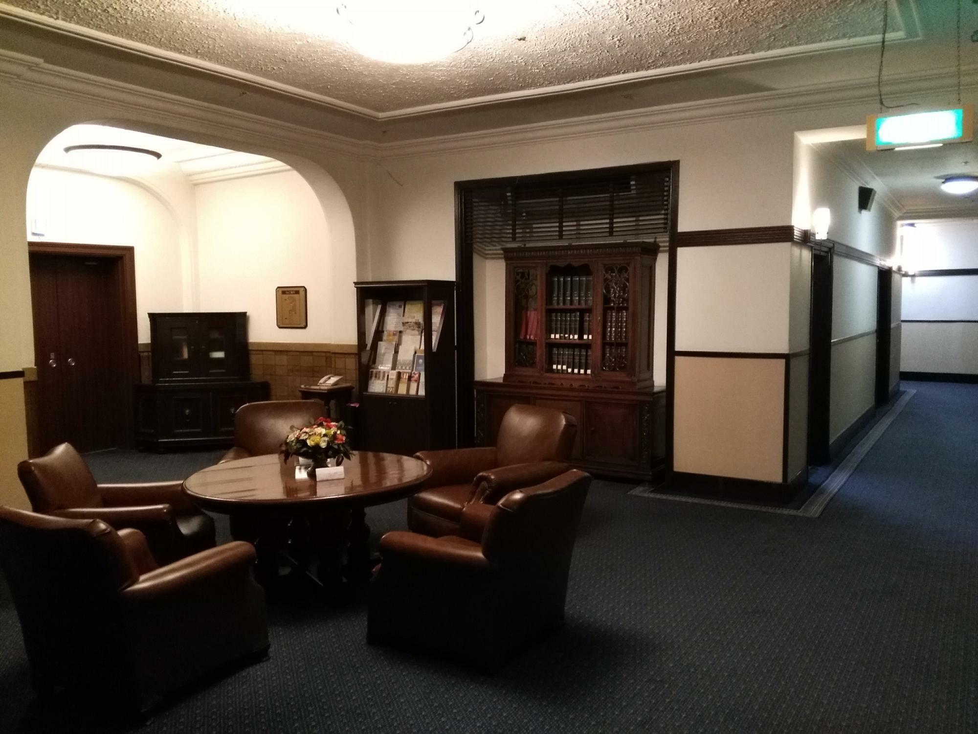宿泊者用談話室。クラシックな館内は、映画やドラマなどでも利用されてきた。客室も今のホテルにはない雰囲気。（撮影・筆者撮影）