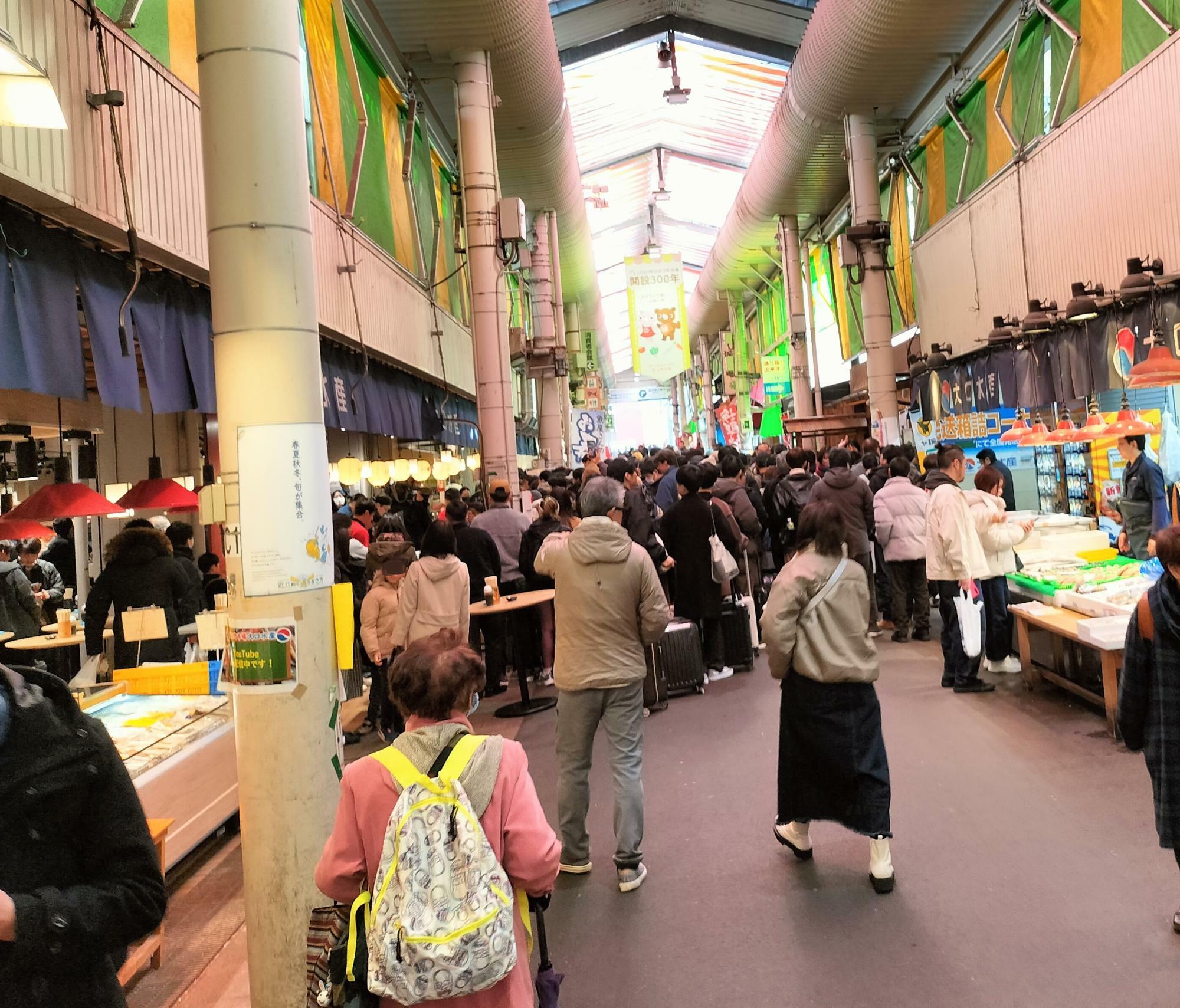 金沢の観光名所・近江町市場も観光客で賑わっていた。2023年2月24日。（画像・筆者撮影）