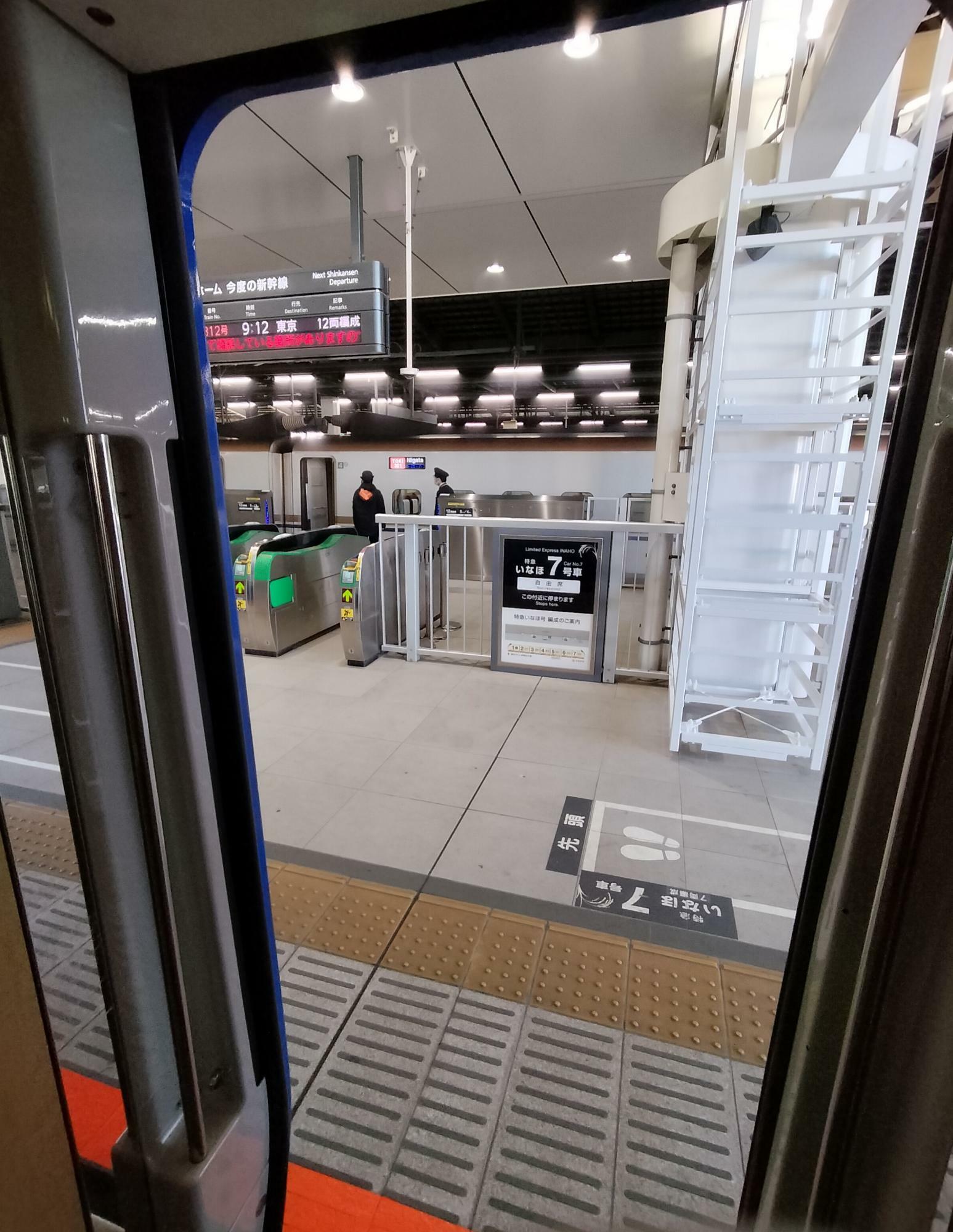 新潟駅に到着した在来線特急「いなほ」から新幹線への乗り換えは、同じホームできる。（画像・筆者撮影）