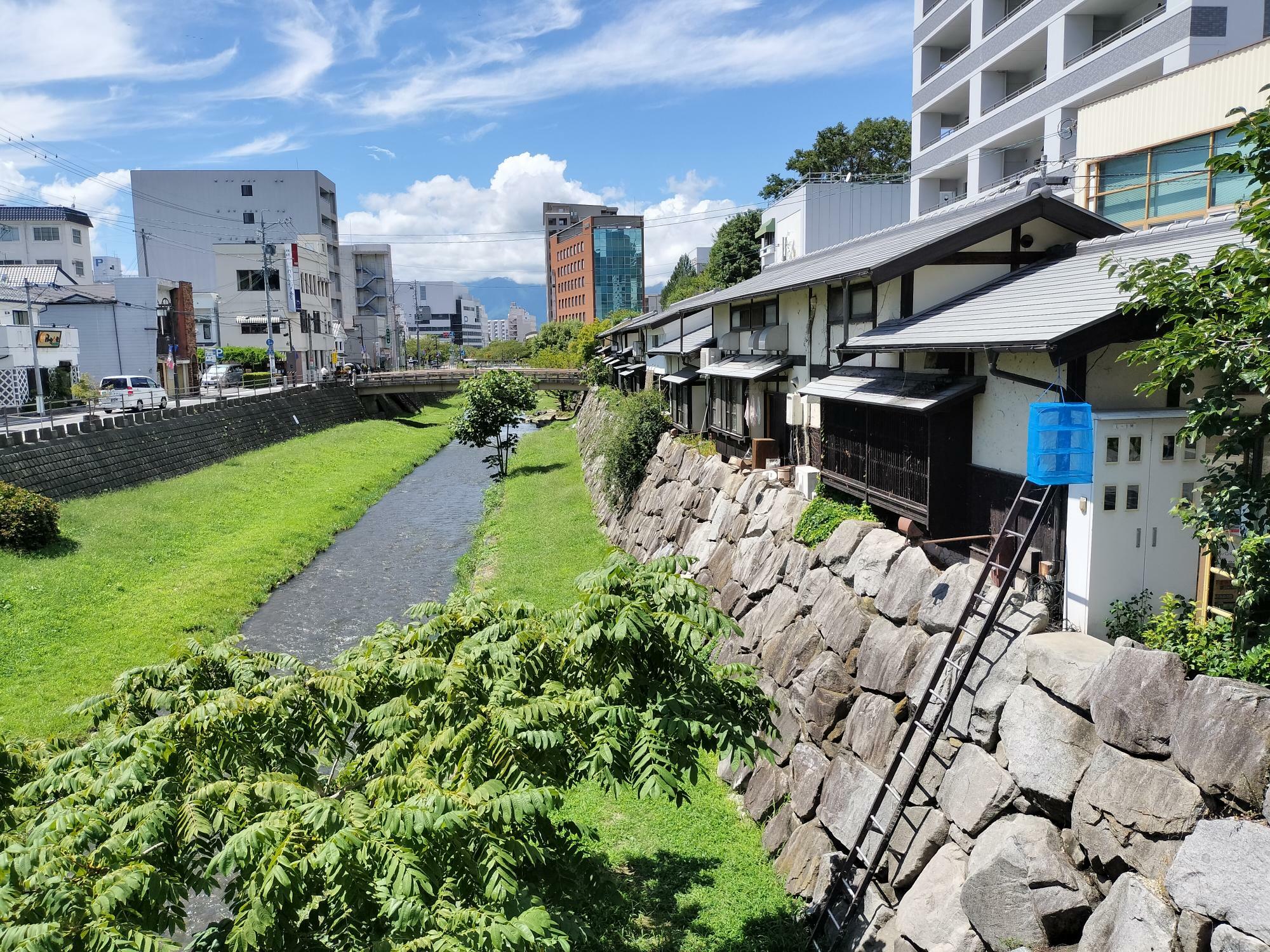 川の土手に並ぶなわて商店街。川の左手奥の中町商店街と併せて観光客に人気のエリアだ。（画像・筆者撮影）