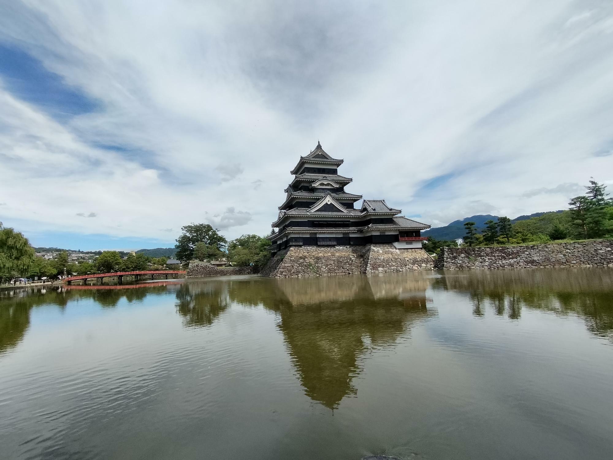 松本城は、世界文化遺産登録を目指した取り組みが行われている。（画像・筆者撮影）