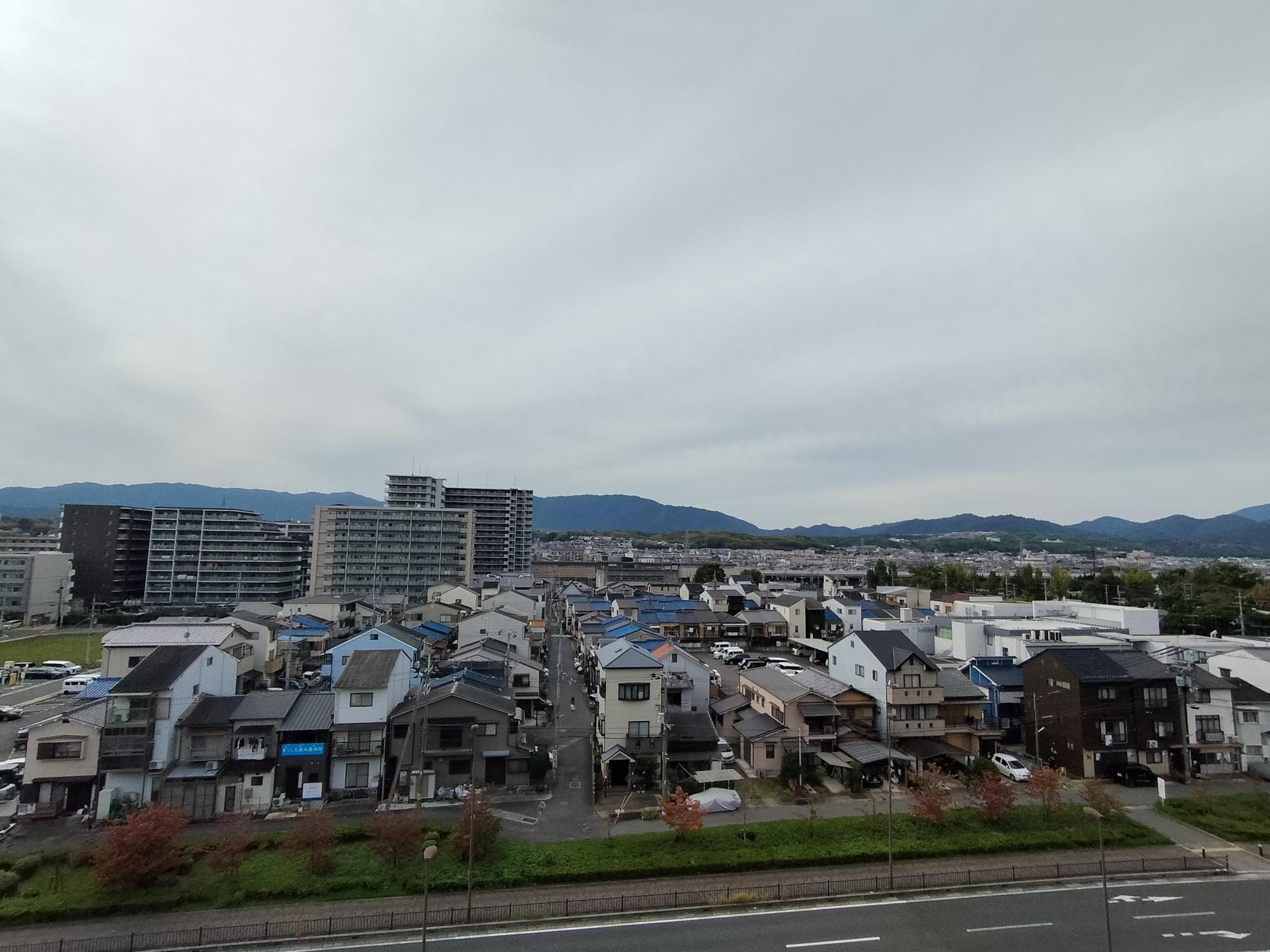 JR桂川駅前のイオンモール京都桂川からの風景。マンションが並ぶ位置に阪急洛西口駅がある。右奥に広がるのは、洛西ニュータウン。（画像・筆者撮影）