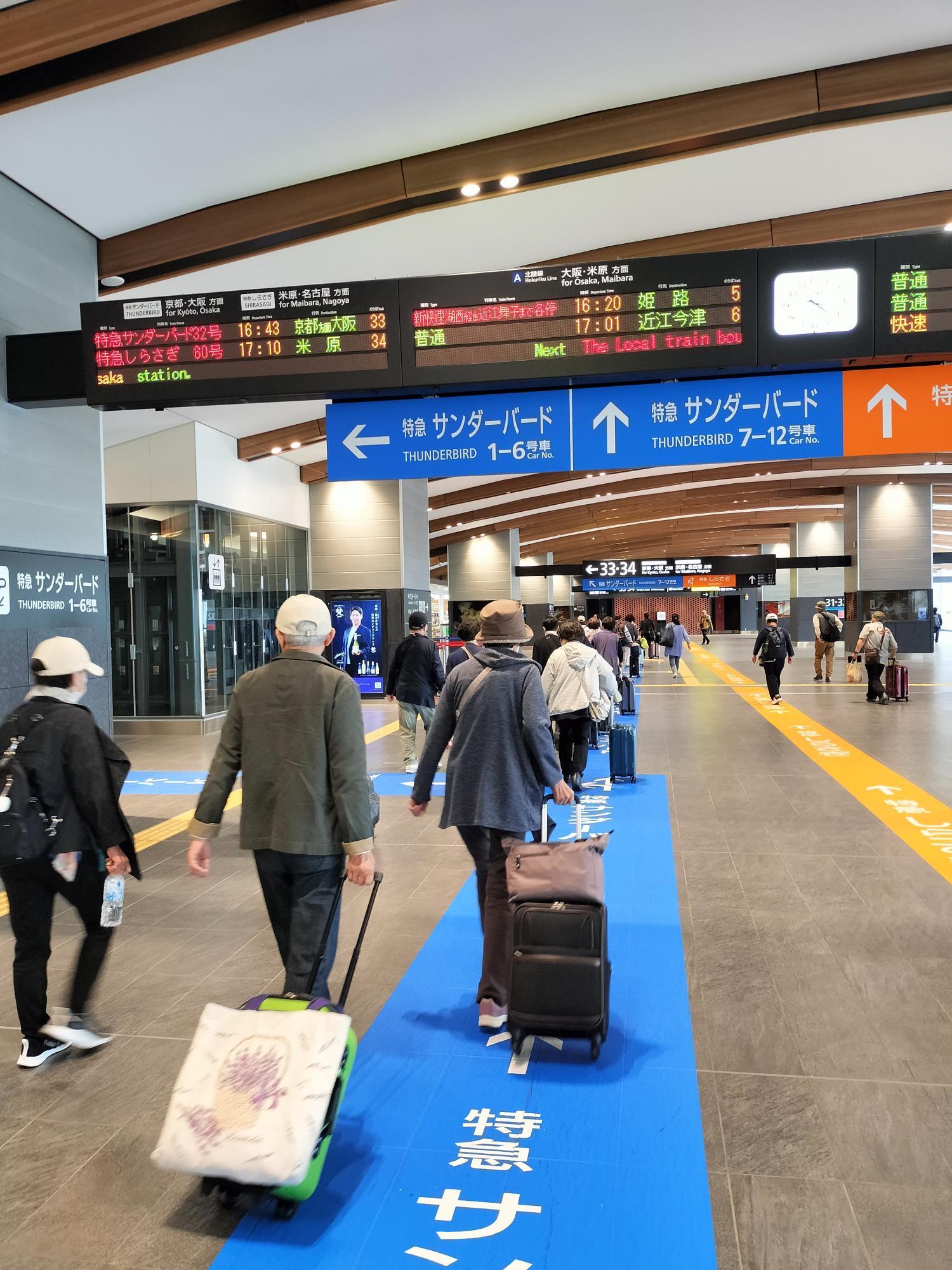 敦賀駅での乗り換えは、旅慣れた人たちにはともかく、高齢者などからは不評だ。北陸地方からは、廃止された金沢や和倉温泉への直通特急の復活が要望されている。(画像・筆者撮影）