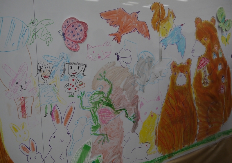 先生と子どもたちが壁一面に描いた絵　なかのかおり撮影