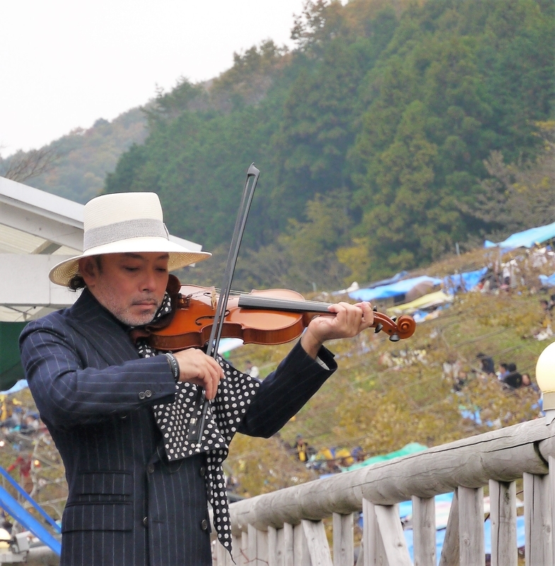 ワイナリーの取締役はバイオリニストの古澤巌さん　2017年収穫祭でなかのかおり撮影