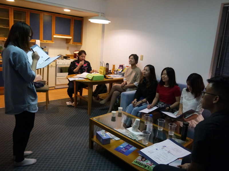 ベトナム人学生と日系企業の相互理解を目的とするキャリア教育イベントに向け、日本語での司会進行を練習するベトナム人たち（ハノイ市、著者撮影）