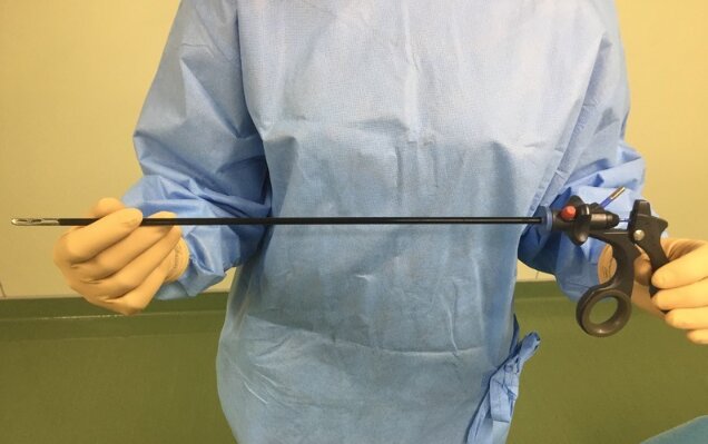 腹腔鏡手術の鉗子　先端で膜や腸をつかみ、これで手術をする（筆者撮影）