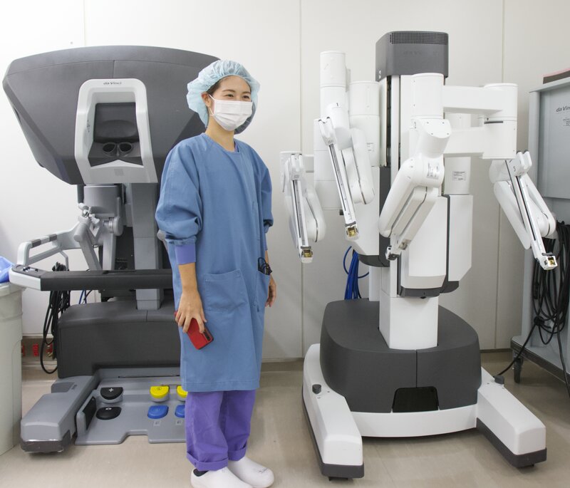 湘南東部総合病院のダヴィンチX実機。左の黒いほうを外科医が操ると、右の白いほうの４本あるアームが動く（筆者撮影）