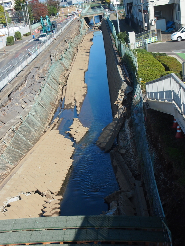 大量の水が流れて破損した江川都市下水路／筆者撮影