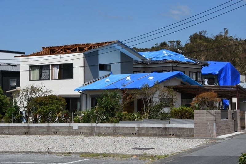 比較的に新しい家でも屋根が剥がれるように吹き飛んでいる。窓は割れ、天井も抜けていたことから風が住宅内部に入り込み屋根を押し上げたことも考えられる（筆者撮影）