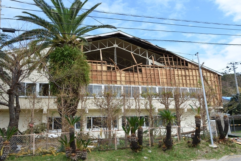 台風15号で被災した南房総市の富浦中学校の体育館（筆者撮影）