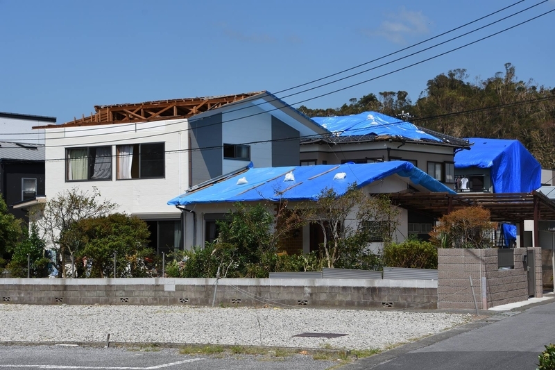 新しい住宅でも窓が被災することで屋根が吹き飛ばされた住宅がある（筆者撮影）