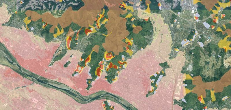 国土交通省の重ねるハザードマップで足利市を検索。ピンク色は浸水リスクで「茶色」や「黄土色」「橙色」が土砂災害の危険を示す