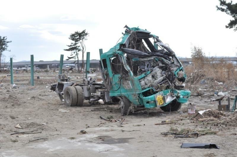 津波で被災したオイルプラントナトリの車両（2011年4月筆者撮影）