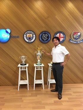 プレミアリーグ優勝カップと。シンガポールのCFGアジア・パシフィックのオフィスにて入社後の研修。2018年9月(提供:西脇智洋氏)