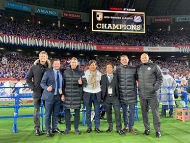 15年ぶり4度めのJ1優勝を果たした横浜F・マリノス。まさに試合後の日産スタジアムで優勝を祝うCFGのメンバーと。2019年12月7日(提供:西脇智洋氏)