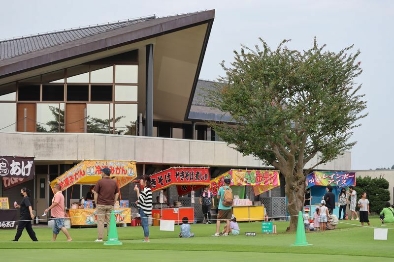 2020年8月10日、地元の夏祭り開催のためゴルフ場を開放。クラブハウスの前にズラっと露店が並ぶ光景は他のゴルフ場では見られない。セブンハンドレッドクラブはスポーツの地域貢献の新しい形を目指している。