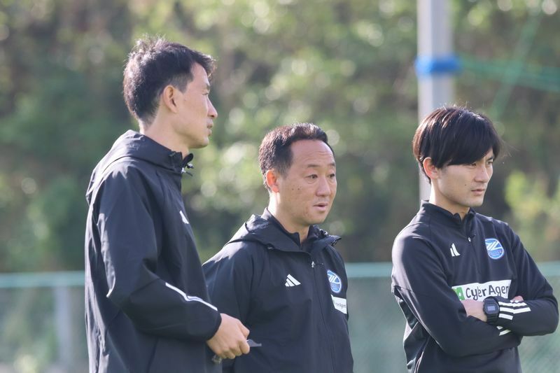 黒田監督はコーチ・スタッフ陣を「チームの中のチーム」として大切にする。コーチやスタッフとのディスカッションは絶やさない(提供 FCMZ)