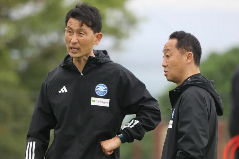 黒田監督とコーチたちは合宿において昨年の失点の課題に挑んだ(提供 FCMZ)
