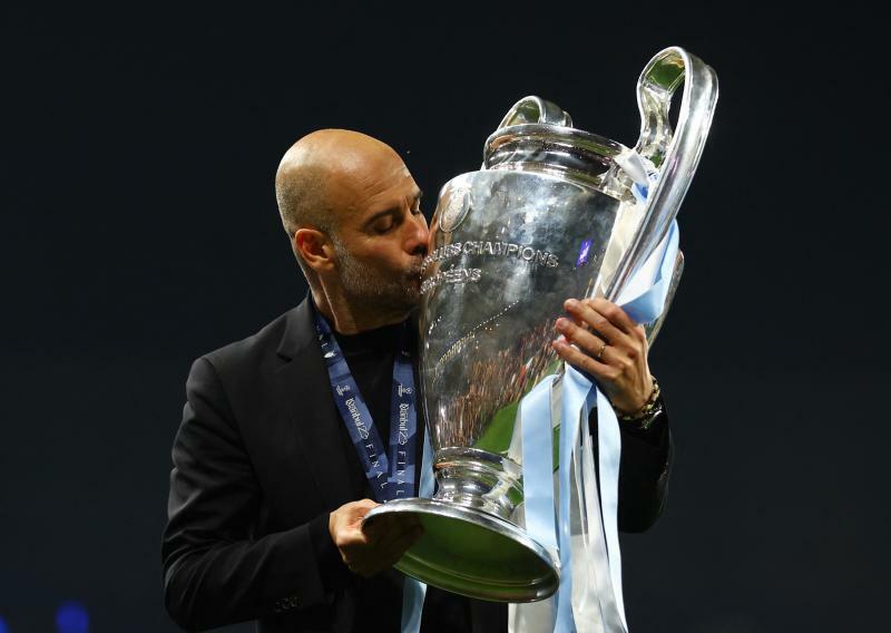 UEFAチャンピオンズリーグのカップにキスするグラウディオラ監督。マンチェスターシティは念願のCL優勝、リーグ３連覇、三冠、という偉業を成し遂げた。次なる目標は前人未到のプレミアリーグ4連覇である。