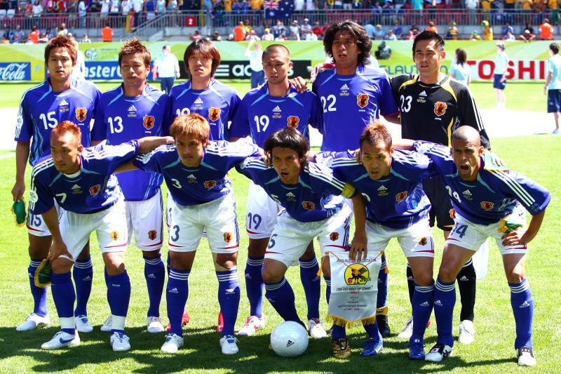 福西氏(後列左端)は日本代表としてW杯メンバーに２度選出され試合に出場している。世界と戦った経験や幅広いネットワークが今回の論文にも活かされている。