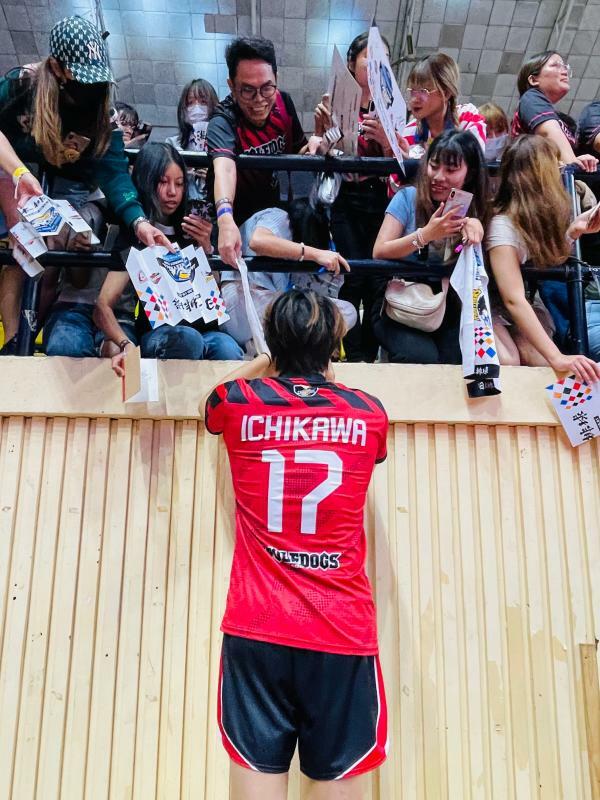 ウルフドッグス名古屋の17番 市川健太選手。いわゆるイケメンでガッツ溢れるプレーを毎試合みせる。試合後のサイン攻めにも丁寧に対応していた。タイのファンは女性だけではないのも特徴だ。