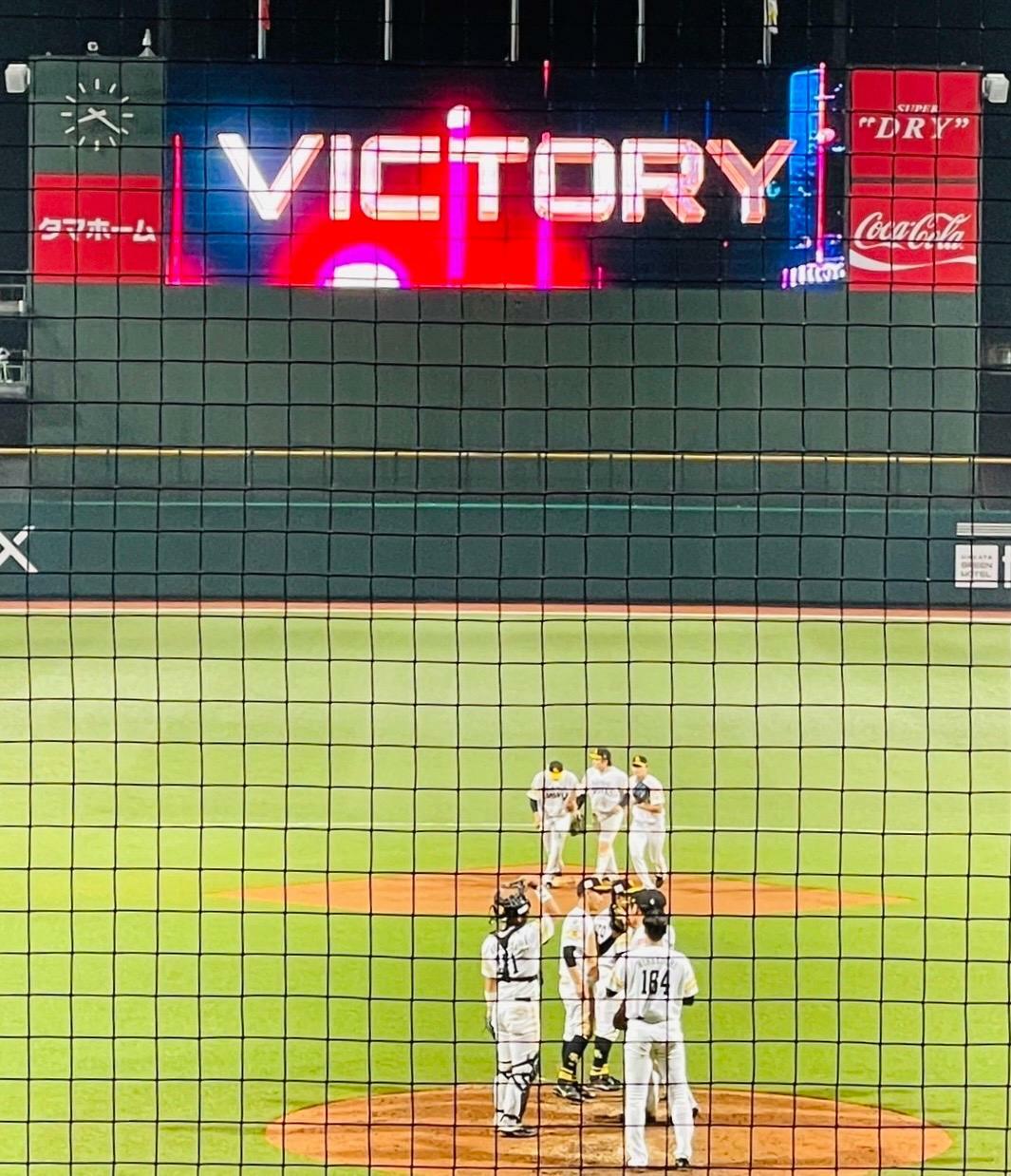 ホークスが勝利し掲げられる大型スクリーンの「VICTORY」の文字