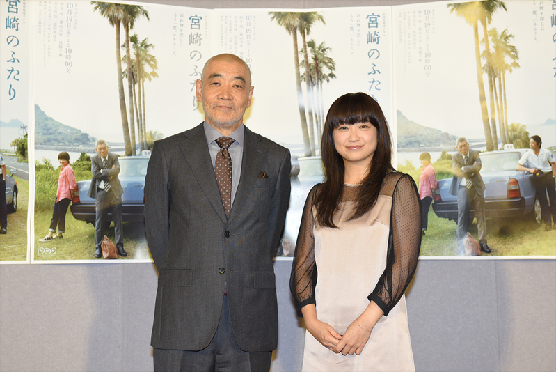 柄本明と池脇千鶴 試写会後の会見(写真提供:NHK宮崎放送局)