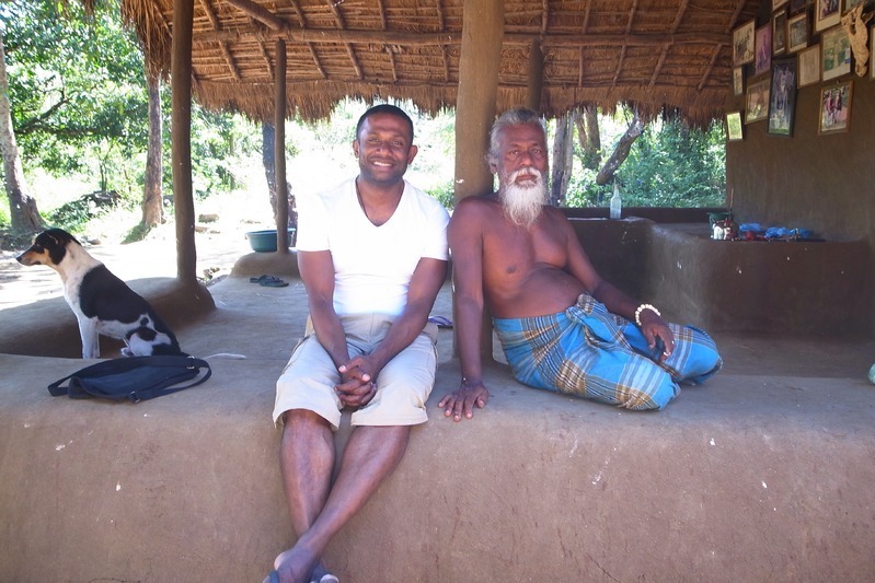 筆者、スリランカ先住民ウェッダ族の長老と共に撮影した一枚(マヒヤンガナにて)。