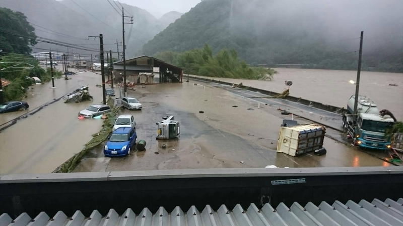JR備中広瀬駅周辺の様子。河川が氾濫するなどしてタンクローリーや車が流された（高梁市観光協会提供）